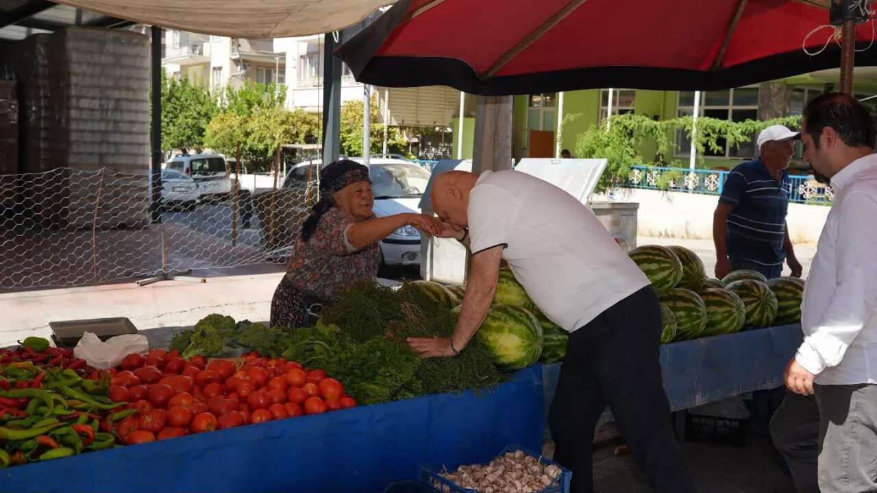 Başkan Günay Cumartesi Pazarına İndi: Pazar Tezgahlarını Tek Tek Gezdi 4